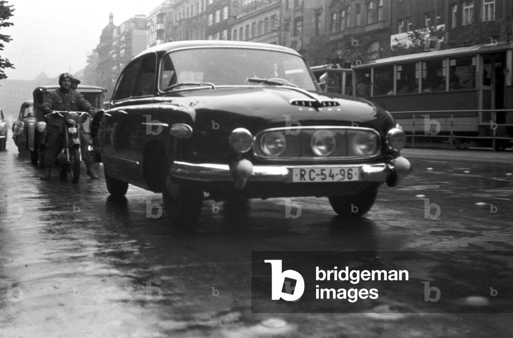 A TATRA 603 of the first series on an Osterliner Strasse. The Tatra 603 was a luxury car of the then Czechoslovakian car manufacturer Tatra. Another special feature was the air-cooled V8 engine in the rear of the car, 1964 (b/w photo)