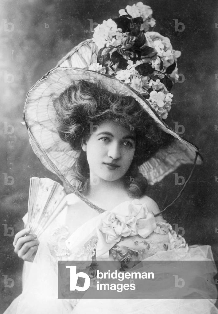Female fashion, 1908 (b/w photo)