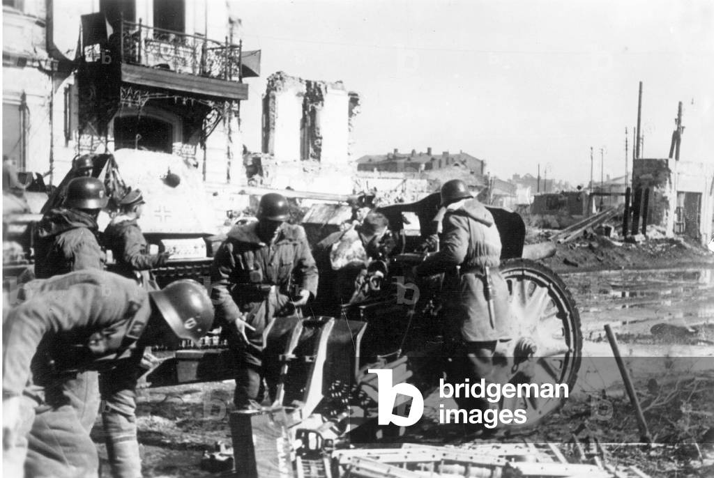 German artillery during combat around Kharkiv, 1943 (b/w photo)