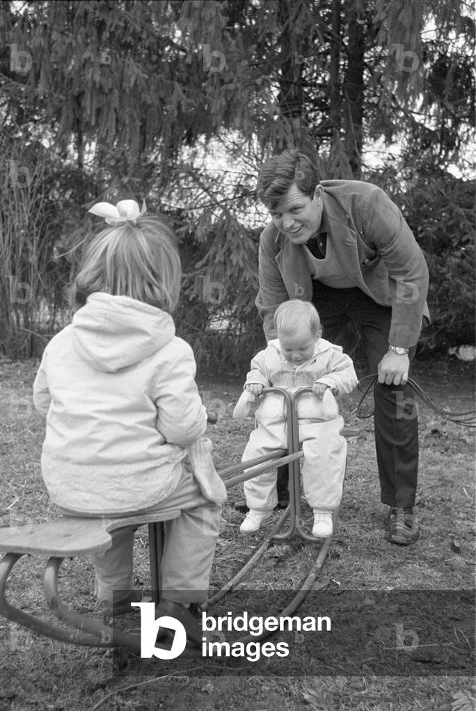 Edward Kennedy with his children in Bronxville, 1963 (b/w photo)