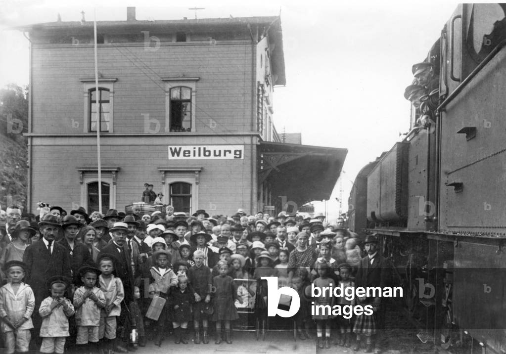 Expelled families from the Ruhr area after their arrival at the station in Weilburg, 1920s