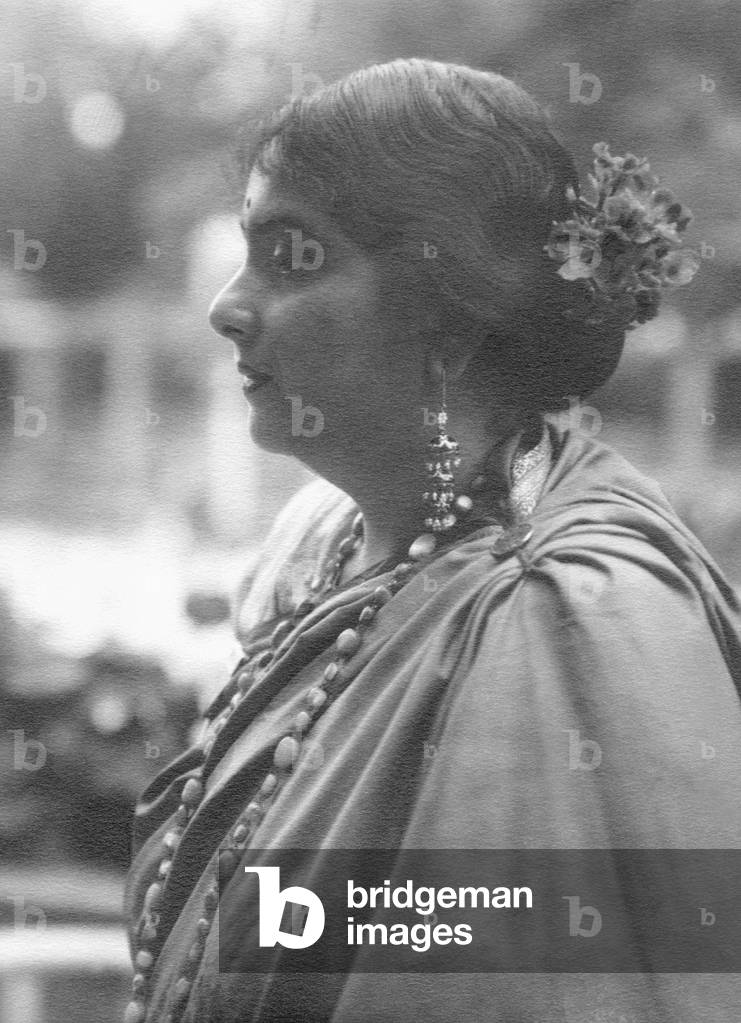 Indian woman (b/w photo)