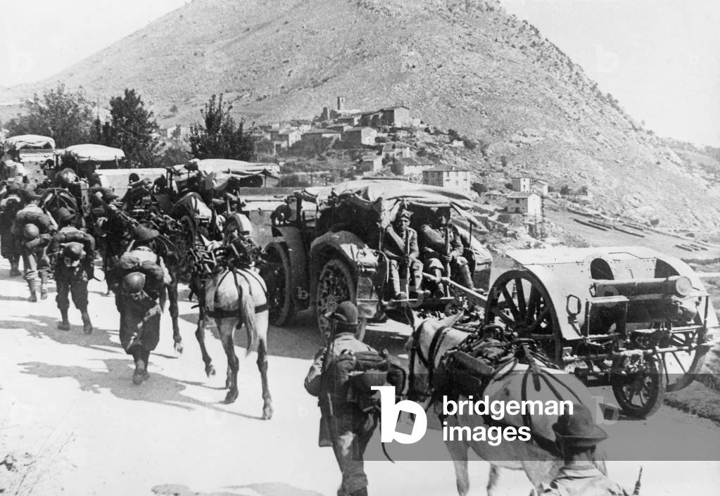 Italian Alpine troops during the advance into Greece, 1940 (b/w photo)