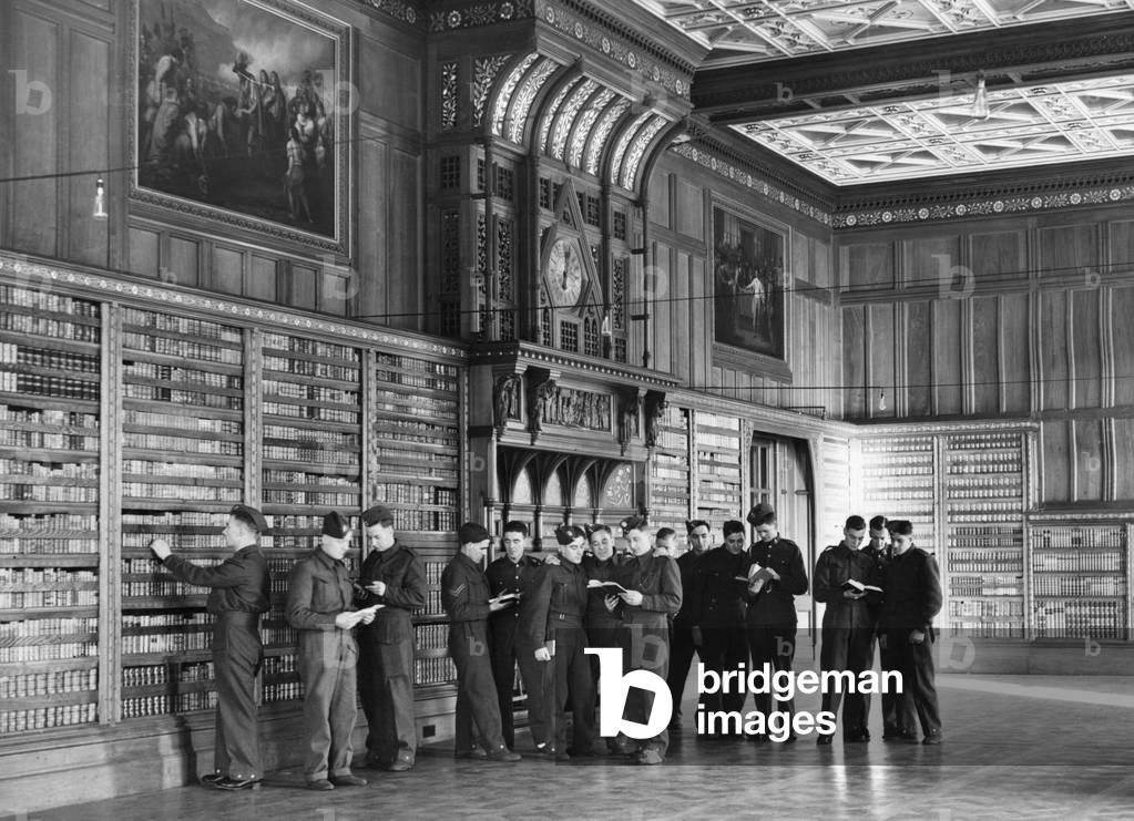 British soldiers in the library of Eaton Hall in Cheshire, 1939 (b/w photo)