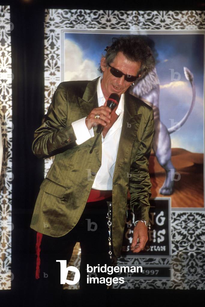 Keith Richards, guitarist of the British rock group 'The Rolling Stones', during a press conference at the Hotel Vier Jahreszeiten in Munich, 1998 (photo)