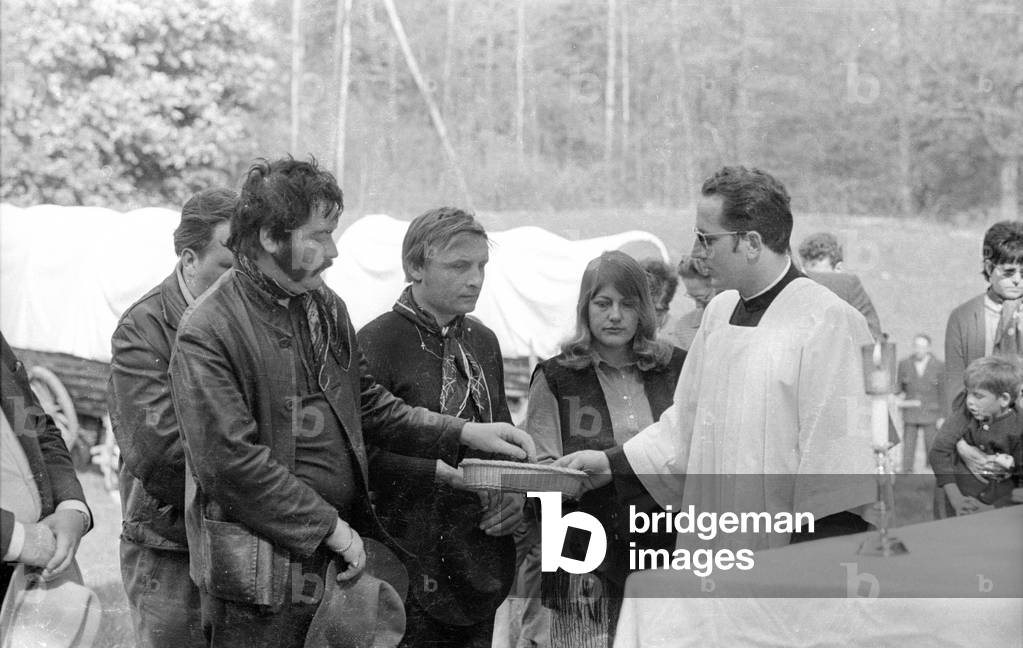 Vacation in covered wagon in Upper Franconia, 1971 (b/w photo)