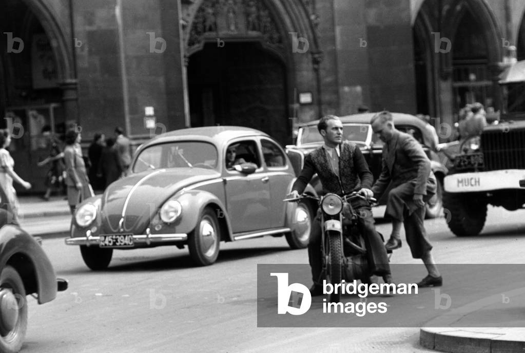 Urban traffic in Munich, 1949 (b/w photo)
