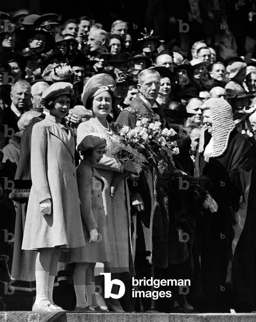 The royal family in Portsmouth, 1939 (b/w photo)