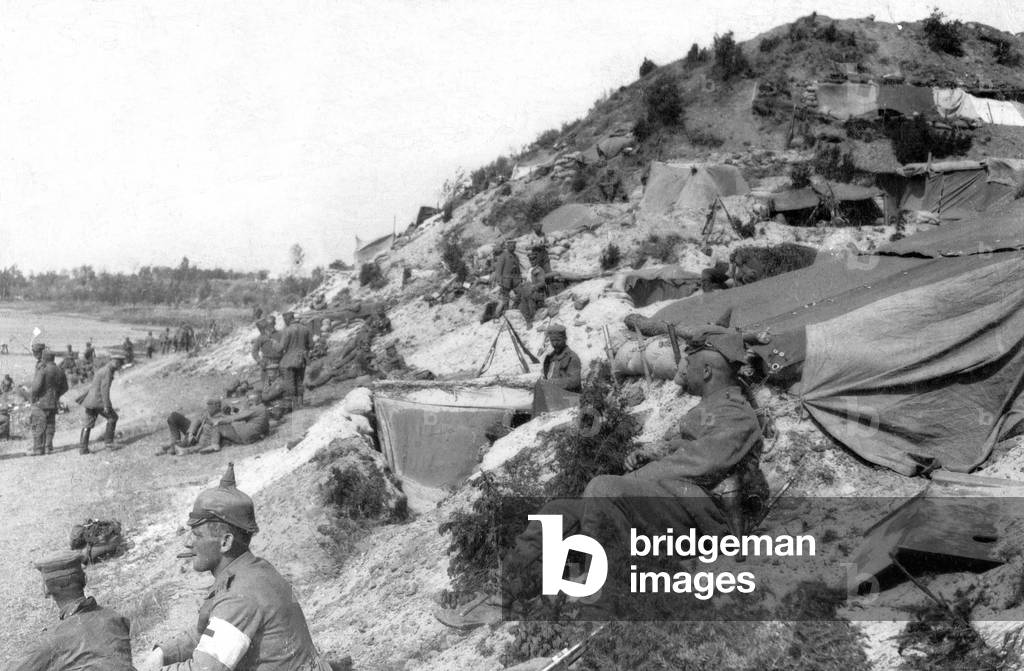 German soldiers on the Eastern front, 1915 (b/w photo)