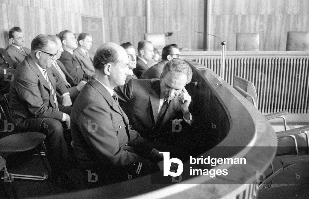 Court proceedings in Munich: Sale of files by the judiciary, 1960 (b/w photo)