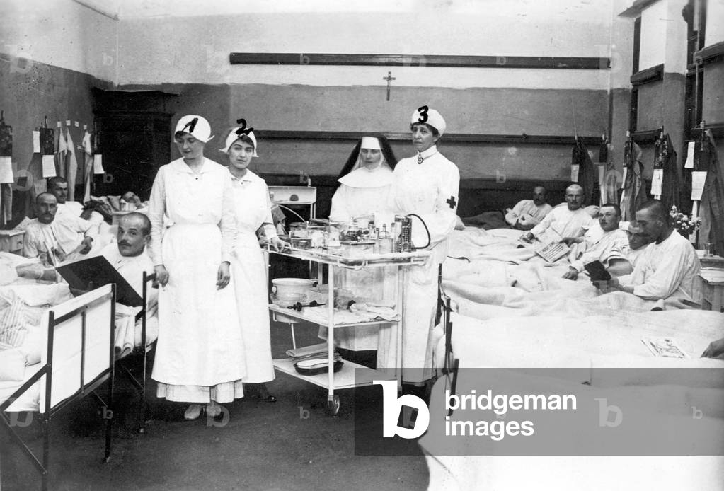 Austrian nurses in military hospital in 1914 (b/w photo)