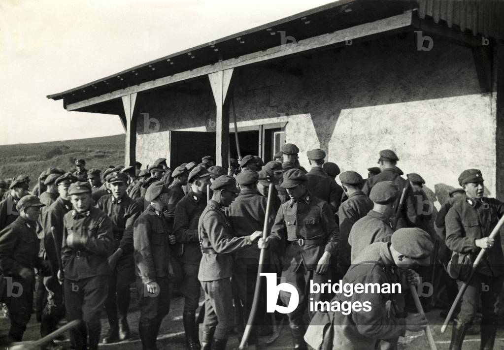 Members of the Voluntary Work Service (FAD) taking a break, around the 1930s