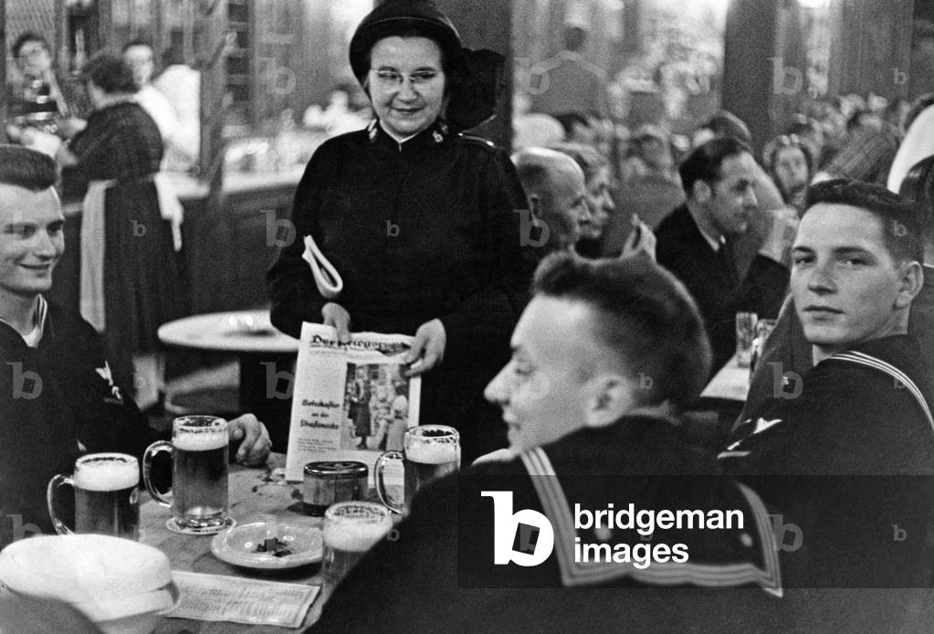 American soldiers on the Reeperbahn in Hamburg, 1956 (b/w photo)