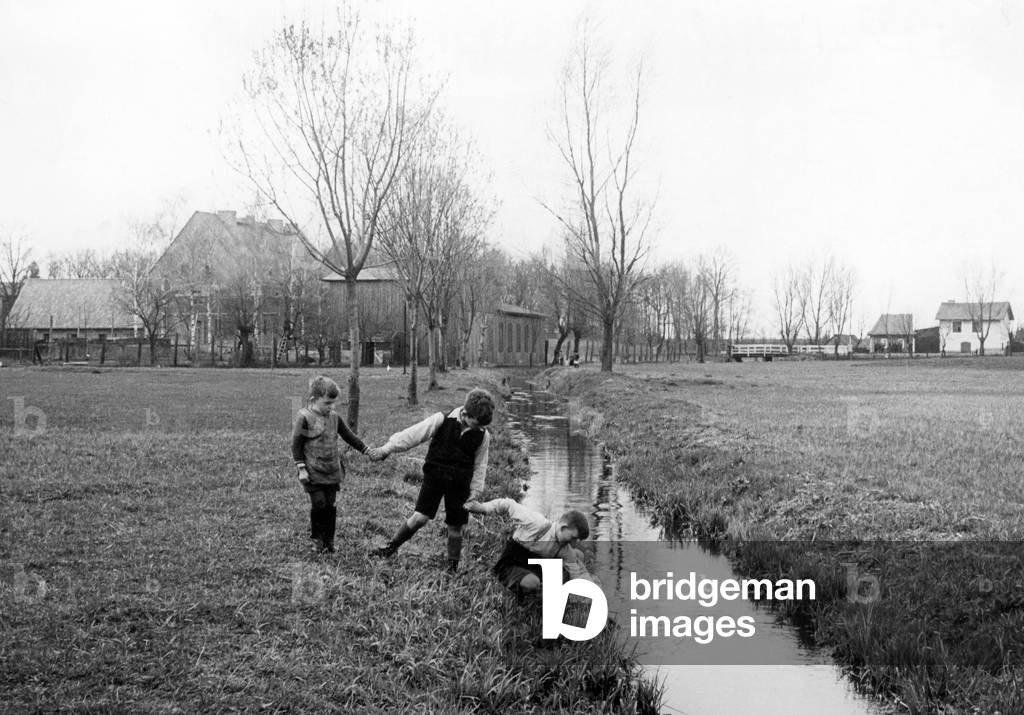 Children play at the Ossa border river, 1939