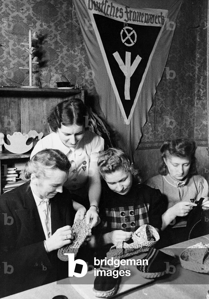 Handiwork at the 'NS-Frauenschaft' [National Socialist Women's League], 1943 (b/w photo)