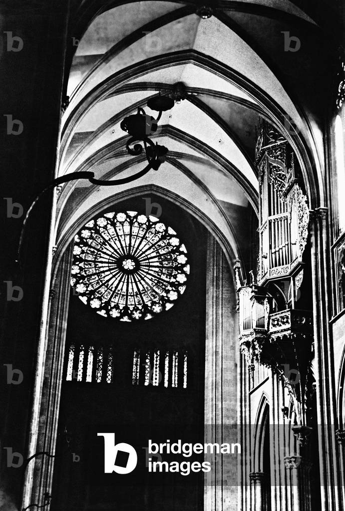 rose window and the Silbermann organ in the Strasbourg cathedral, 1943 (b/w photo)