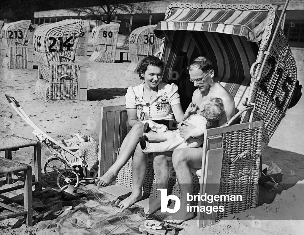 Family at Wannsee beach, 1939 (b/w photo)