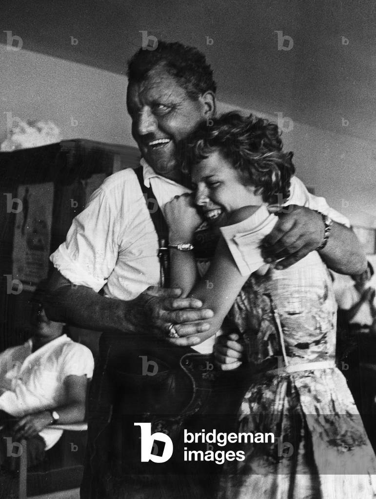 Bid goodbye to travelers in Ruhpolding, 1965 (b/w photo)