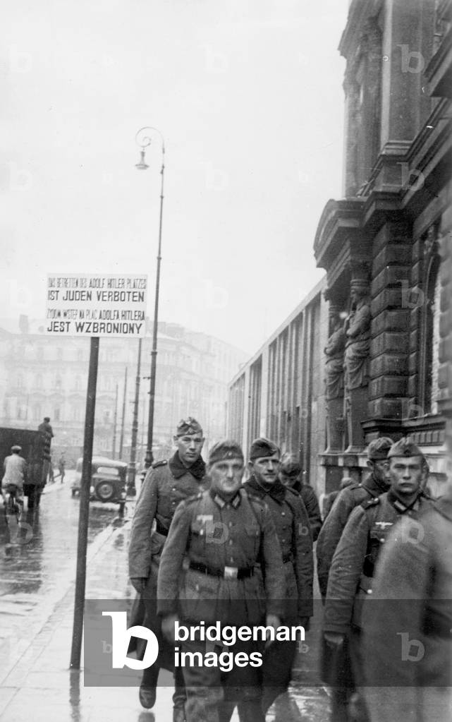 No Entry sign for Jews in Warsaw, 1940 (b/w photo)