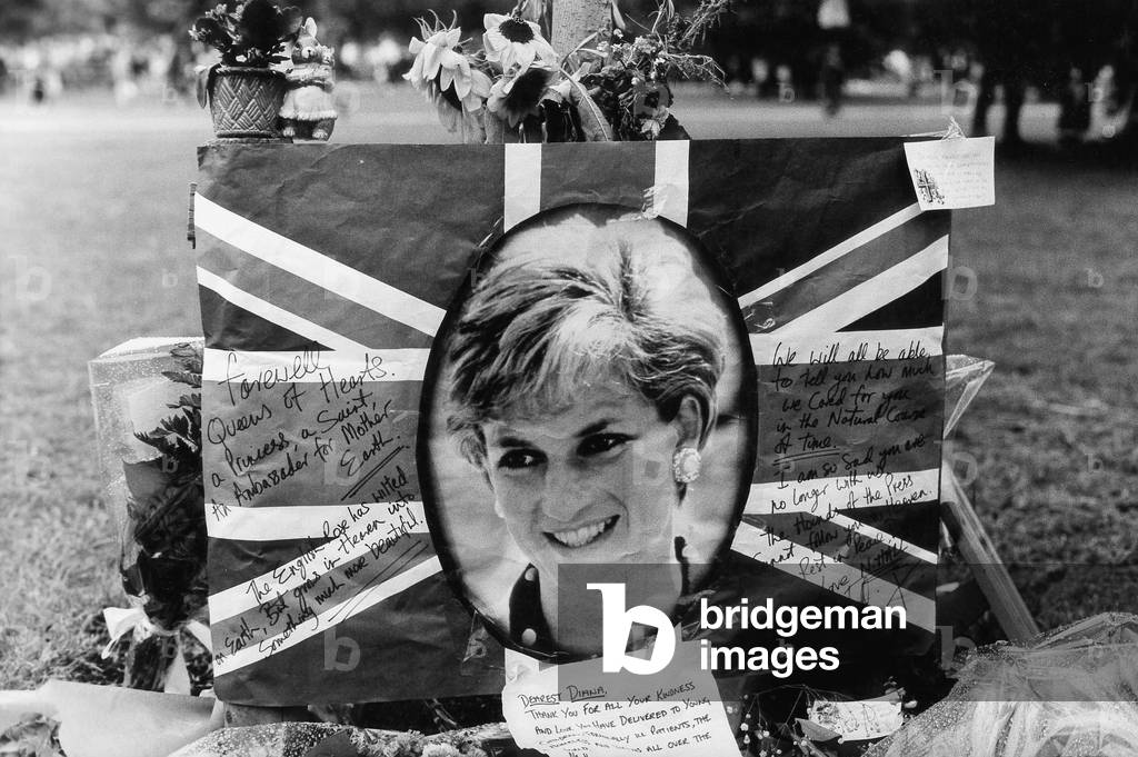 Farewell words on the sidelines of the funeral service for the deceased Diana, 6th September, 1997 (b/w photo)