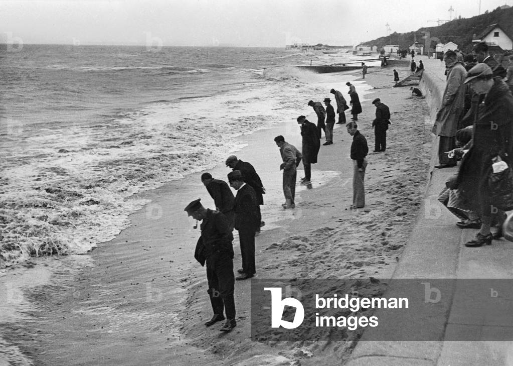 Beachcomber at the North Sea in Clacton, 1937 (b/w photo)