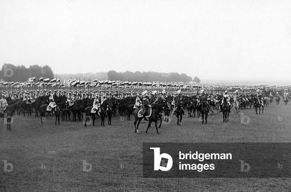 Autumn parade of the Guard Cuirassier Regiment, 1899 (b/w photo)