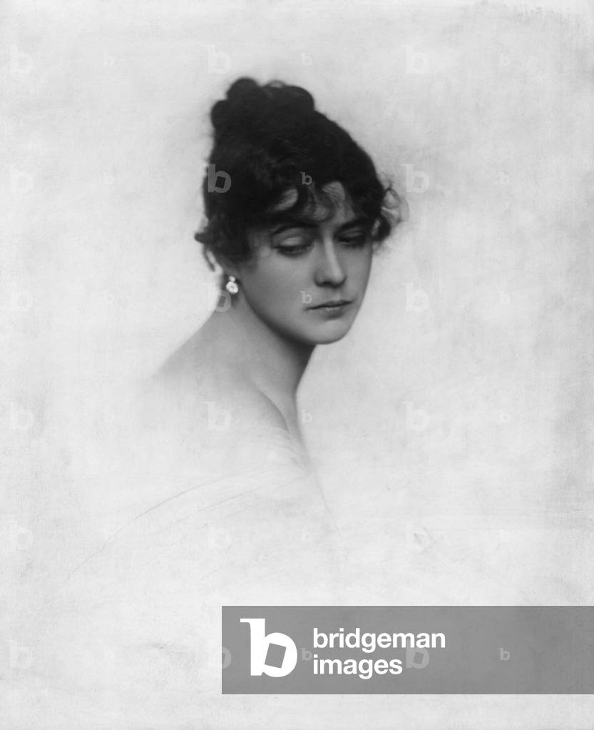 Portrait of a woman, 1916 (b/w photo)