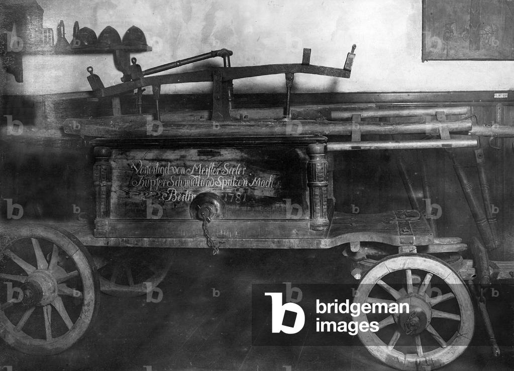 Fire engine from 1781 (b/w photo)