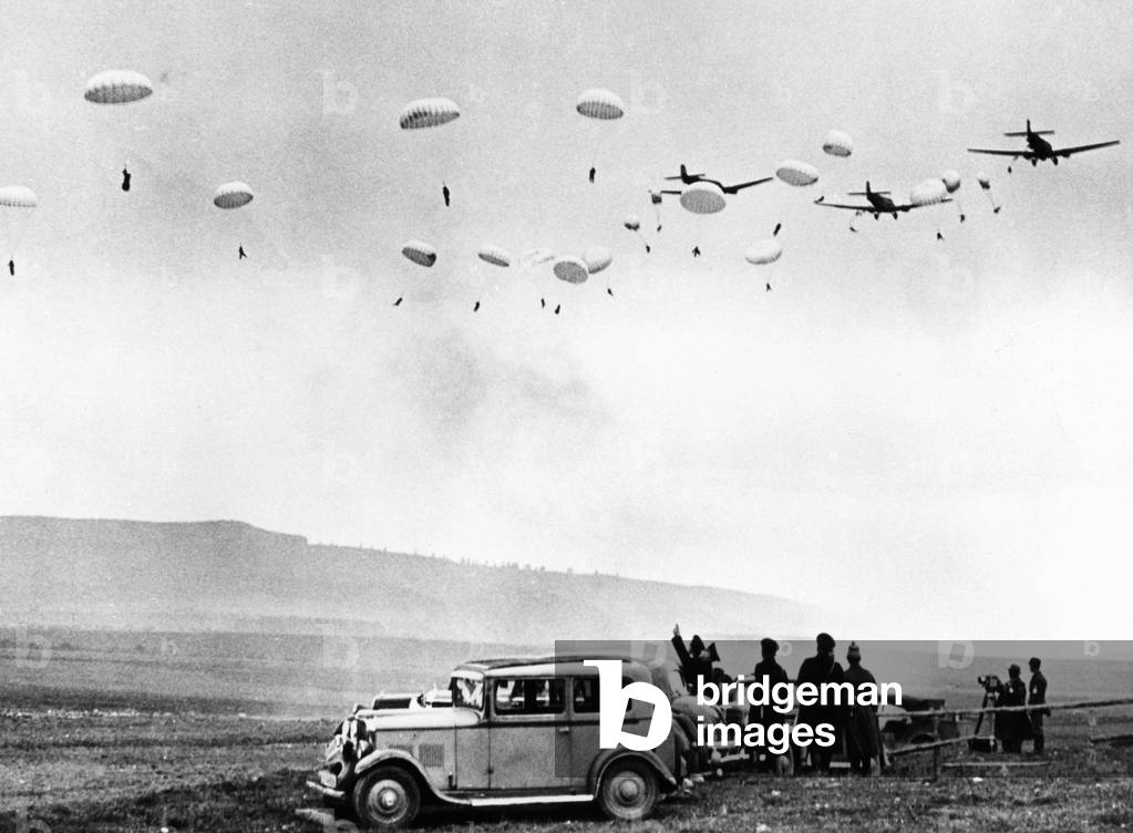 Demonstration of parachute jumps on the Bueckeberg, 1936