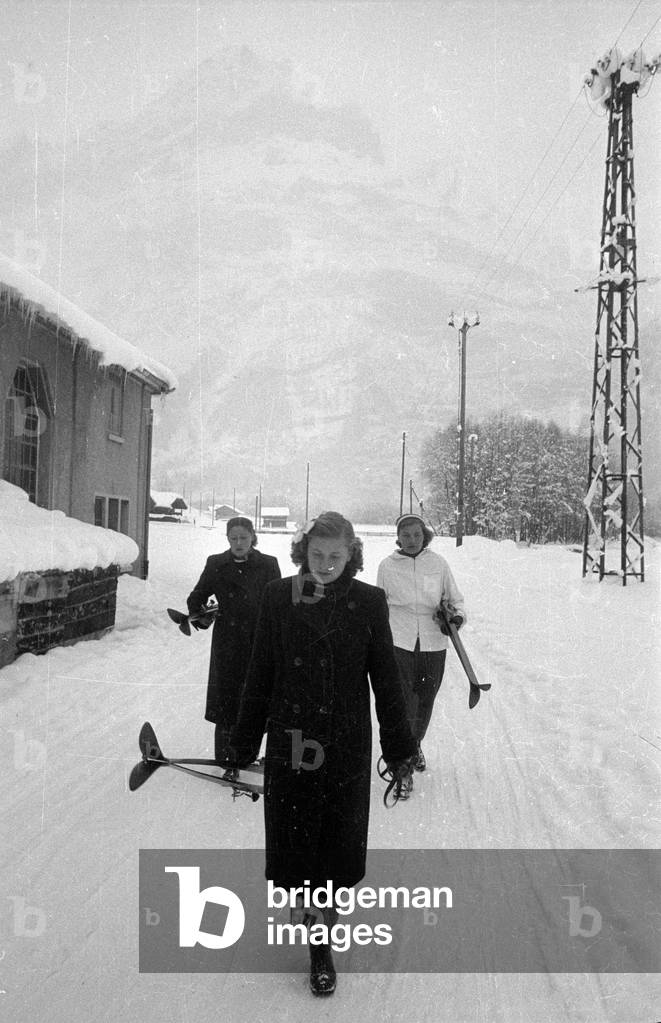 Preparations for the cross-country skiing competition of women in Grindelwald, 1954 (b/w photo)