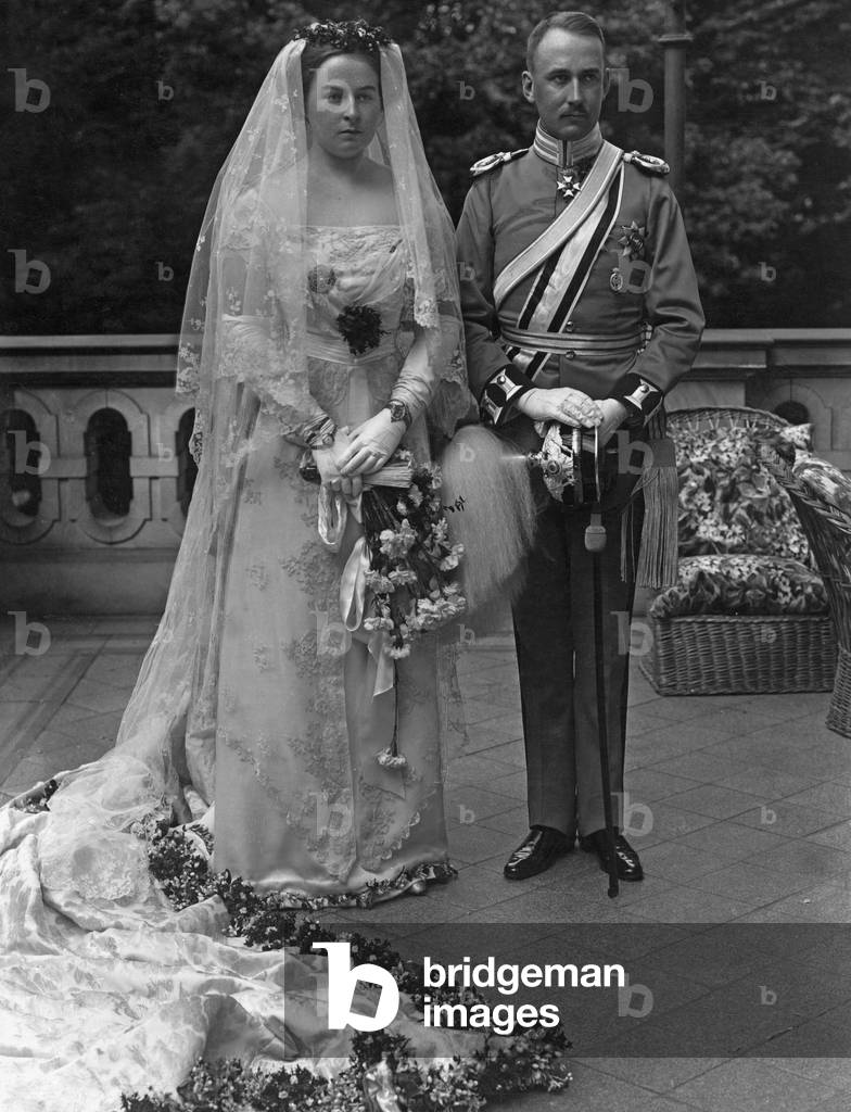 Bridal couple Heinrich XXXIII Reuss zu Koestritz and Princess Victoria Margaret of Prussia, 1913 (b/w photo)