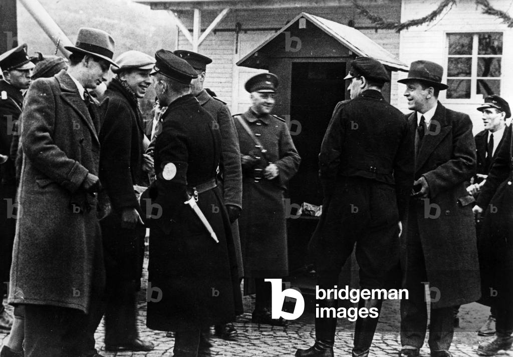German border officials at the French-Saarland border, 1935 (b/w photo)