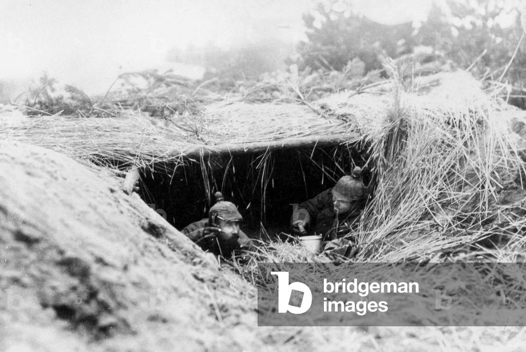 German artillery men in a shelter, 1915 (b/w photo)