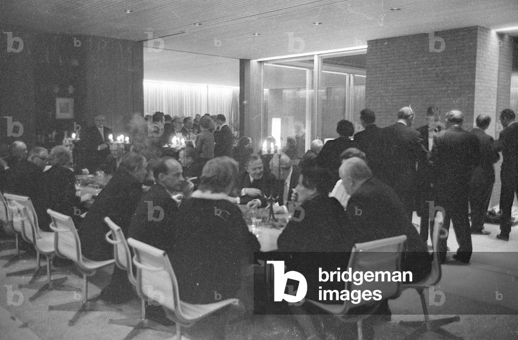 Reception in the Kanzlerbungalow (Chancellor's bungalow), 1964 (b/w photo)
