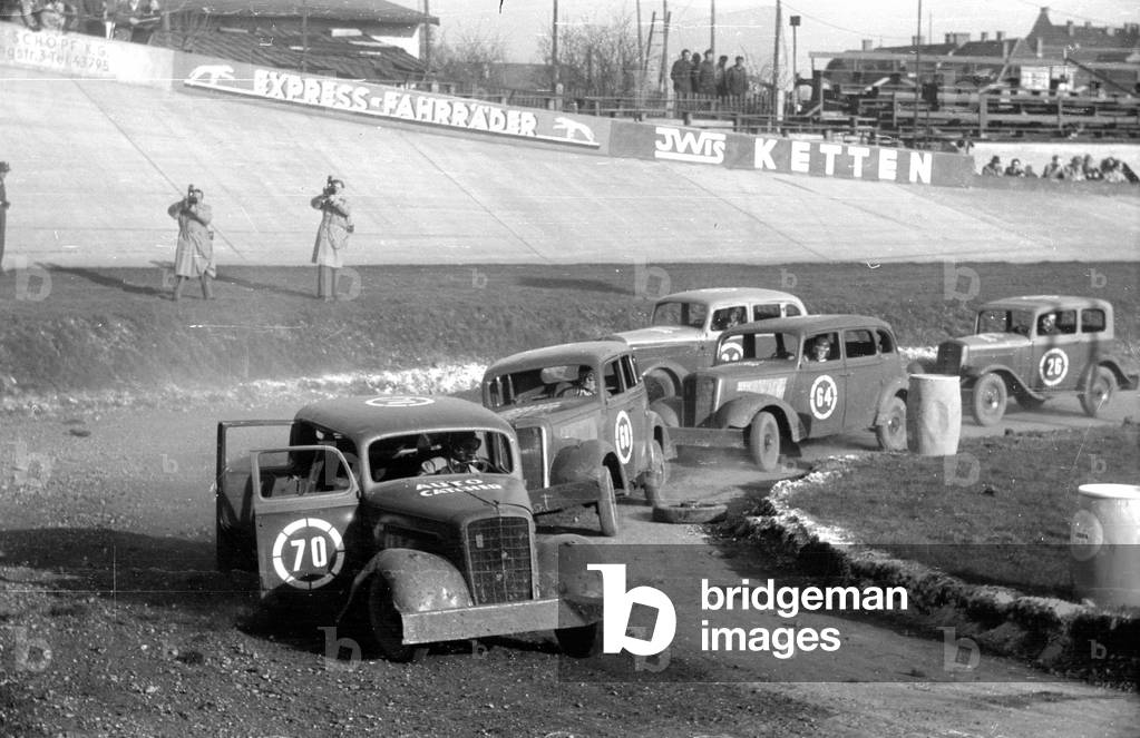 Racing scene from a stock car race on the Amor-Bahn in Munich, 1954 (b/w photo)