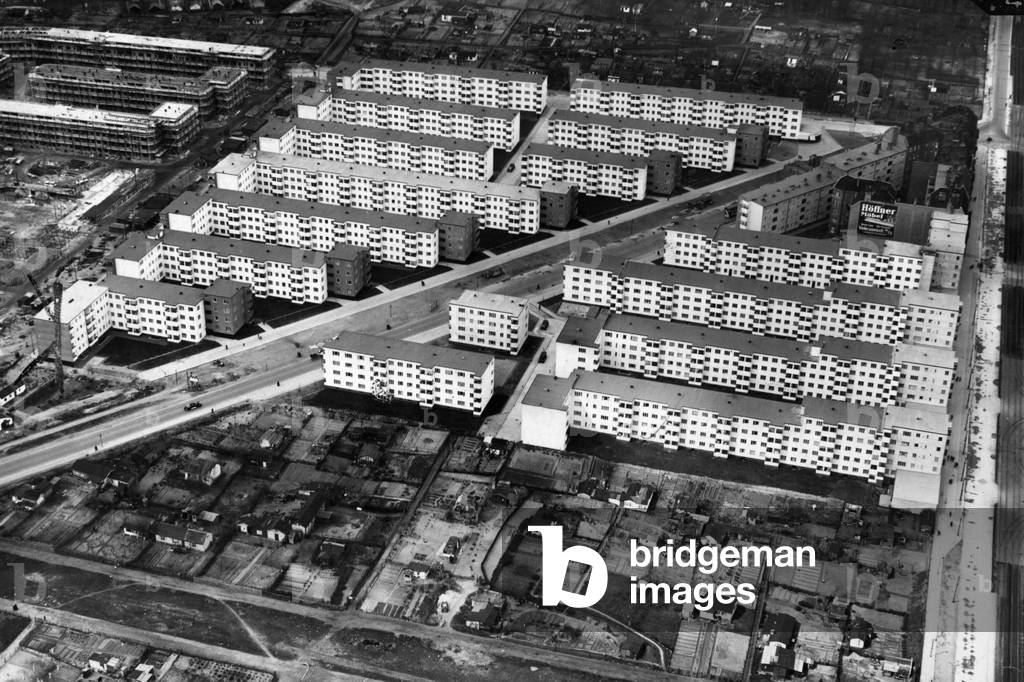 A newly-built municipal housing estate and allotments in Muellerstrasse in Berlin (Wedding), 1931 (b/w photo)