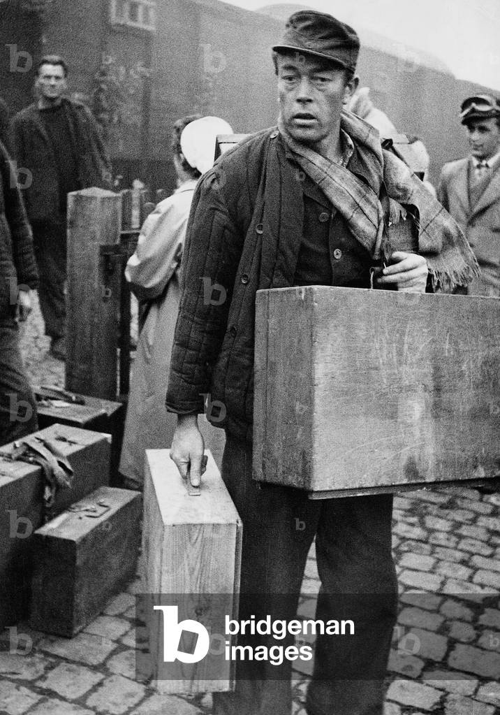 A man returning from Russia at the station in Friedland, 1955 (b/w photo)