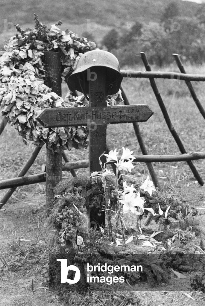 Grave of a german soldier in France, 1940 (b/w photo)