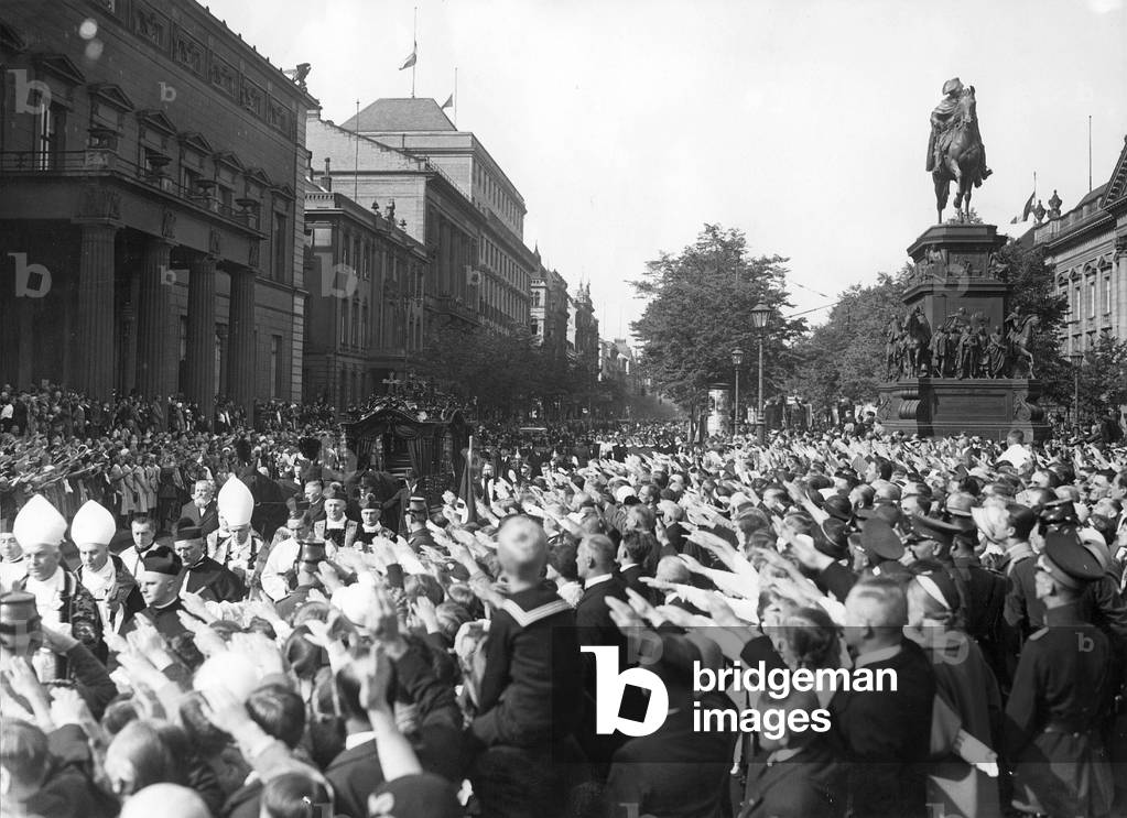 Funeral procession with the coffin of the late Bishop Christian Schreiber (b/w photo)