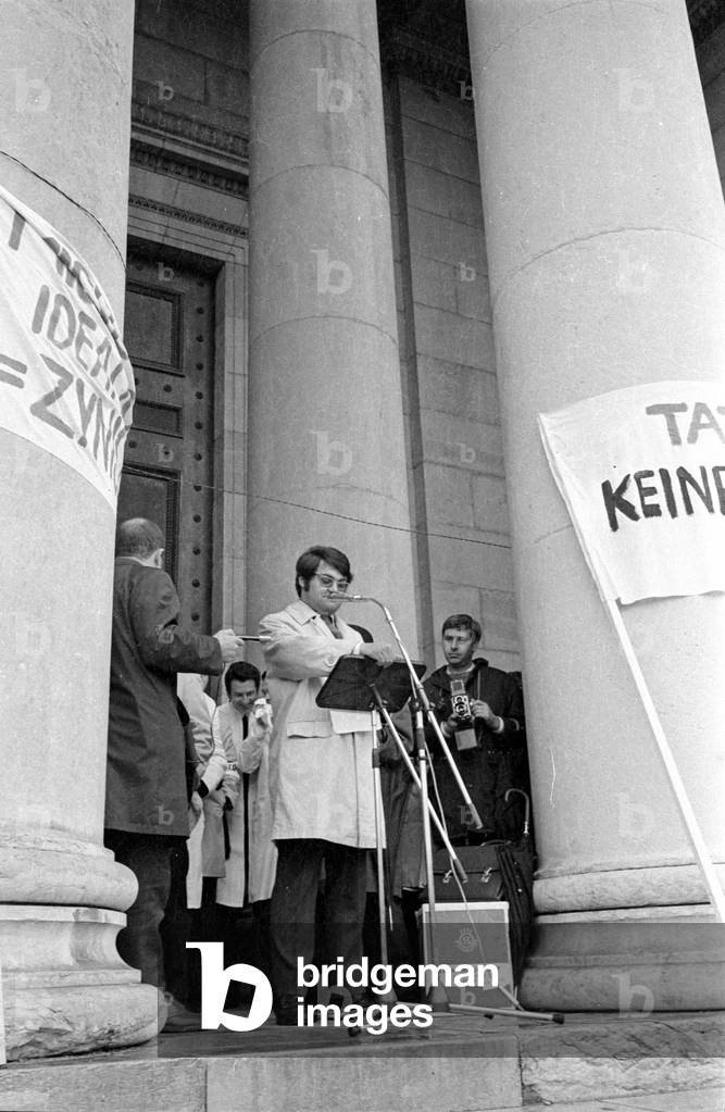 Demonstration of assistant doctors on the Koenigsplatz in Munich, 1970 (b/w photo)
