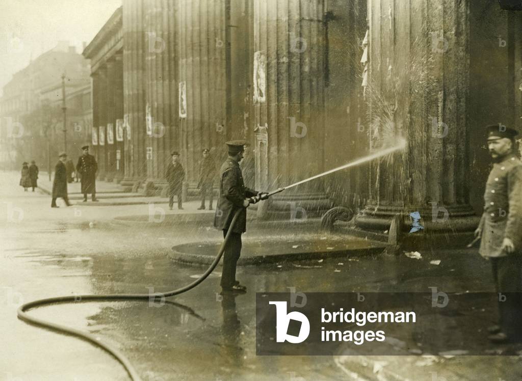 Cleaning of the Brandenburg Gate after street fights, 1919