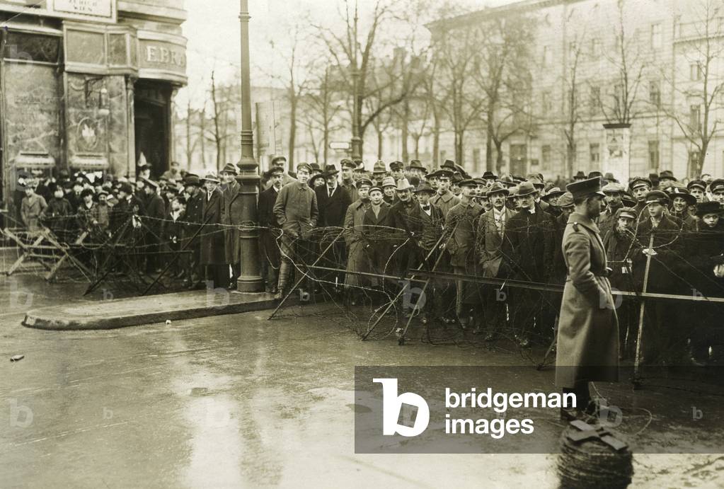 The military protects the Reichstag during the consultations on the Works Councils Act, 1920
