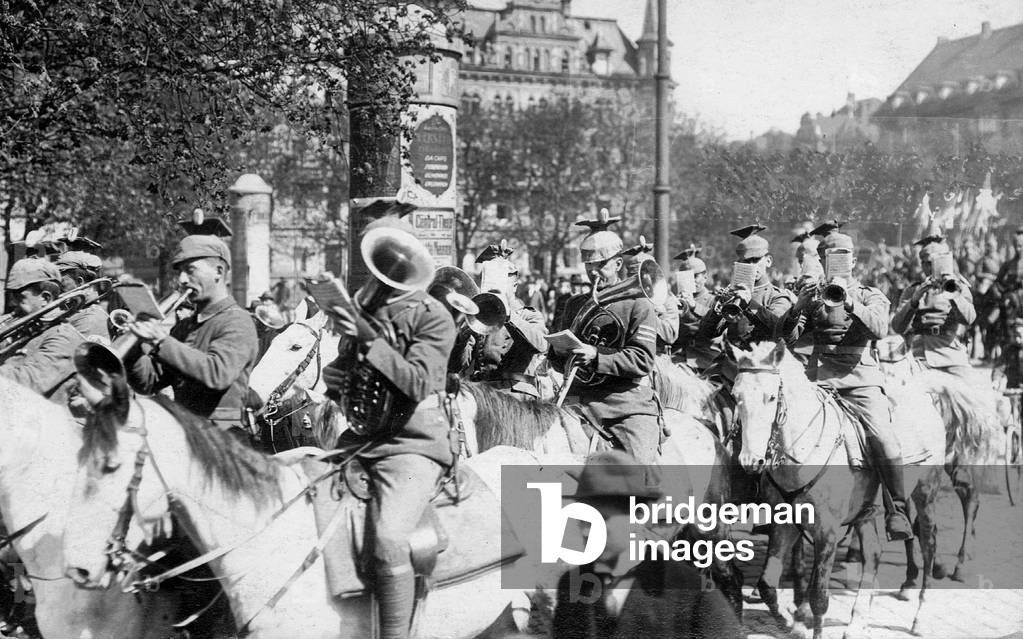 Entry of government troops in Munich, 1919 (b/w photo)