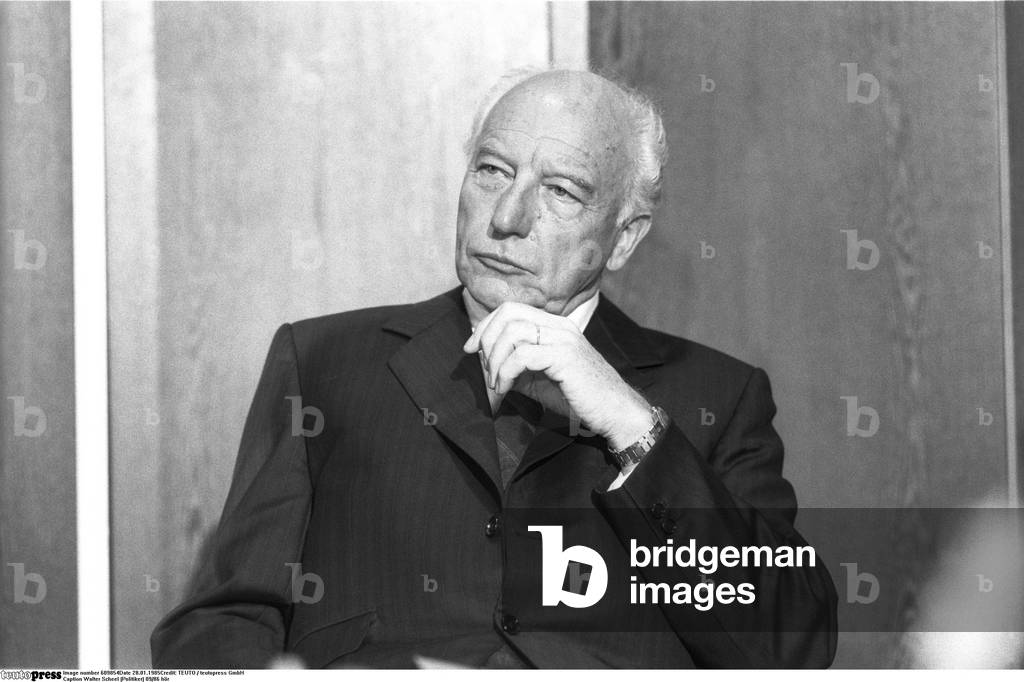 Walter Scheel at the presentation of his book 'Wen schmerzt noch Deutschlands Teilung?', September 1986 (photo)