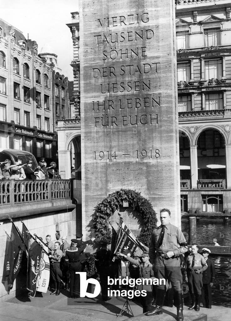 Commemoration of the dead at the war memorial in Hamburg, 1935 (b/w photo)