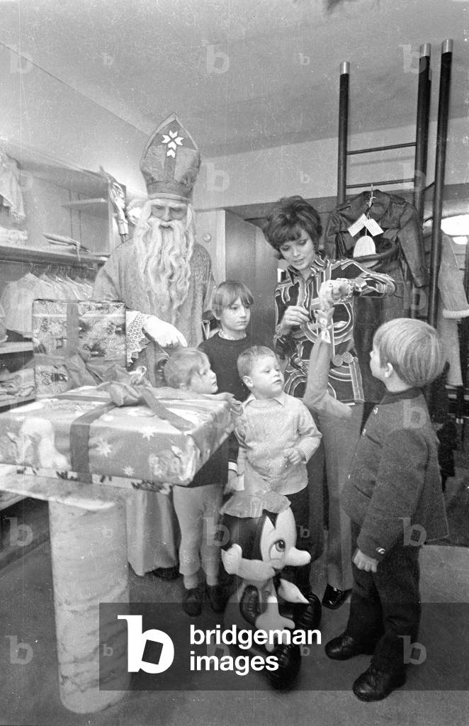Visit of Santa Claus at the kids' clothing store of Uschi Glas, 1970 (b/w photo)