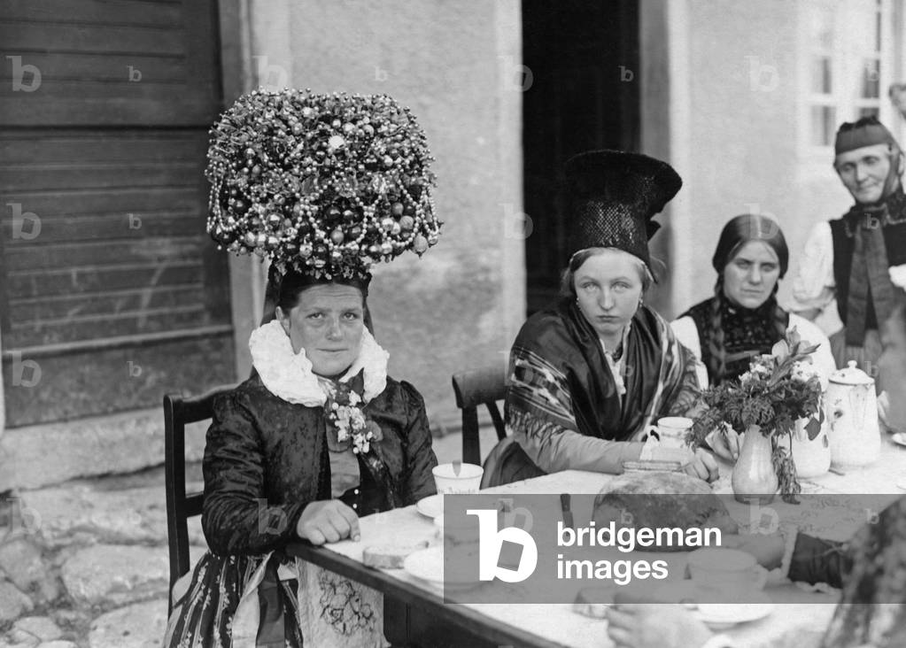 Folk costumes: Baden-Wuerttemberg/Black Forest until 1945 (Scheppelkrone and tassel hat) (b/w photo)