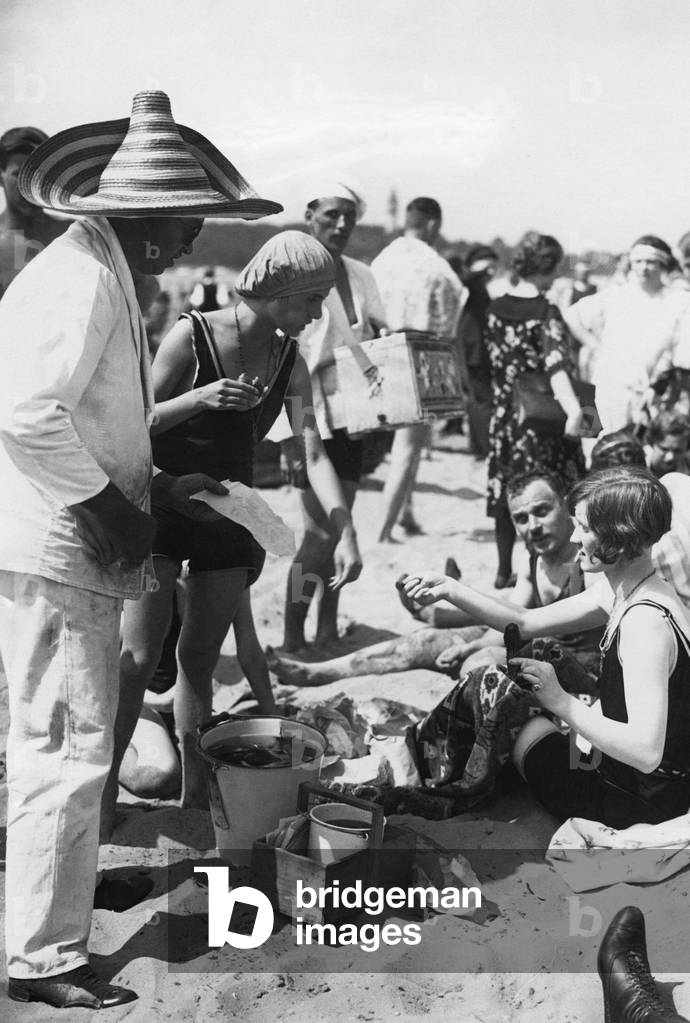 Holiday at the seaside, 1927 (b/w photo)