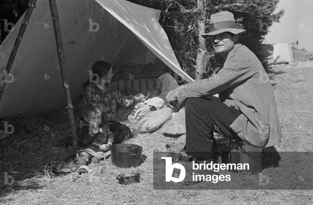 Sinti and Romanies in France, 1941 (b/w photo)