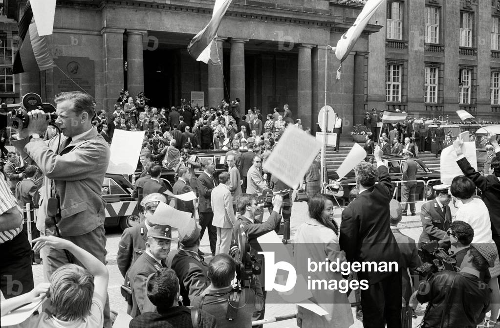 Demonstrators and spectators during the visite of the Shah in Berlin, 1967 (b/w photo)